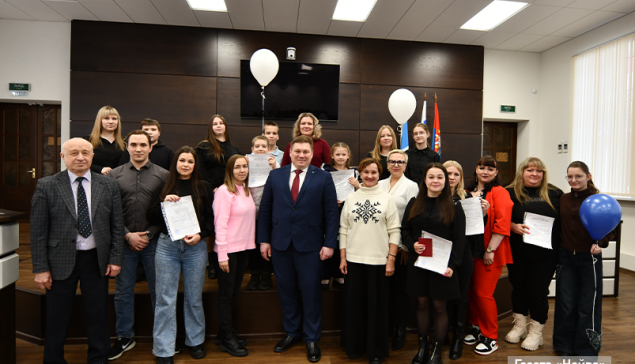 10 новоуральских семей получили жилищные сертификаты