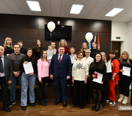 10 новоуральских семей получили жилищные сертификаты