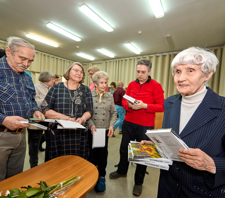 Бывший журналист «Нейвы» Лидия Шмулевич выпустила книгу историй о новоуральцах