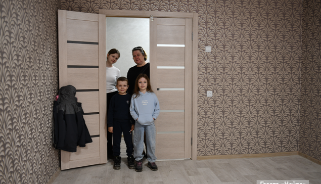 Две многодетные семьи в Новоуральске получили ключи от долгожданных квартир