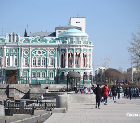 В результате атаки БПЛА поврежден дом в Екатеринбурге