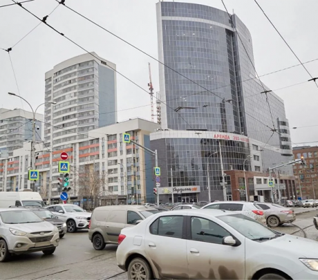 В Екатеринбурге продолжают устранять последствия атаки БПЛА на жилой дом на Хохрякова