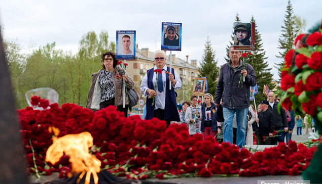 Новоуральцы возложили цветы к мемориалу «Вечный огонь» в День Победы