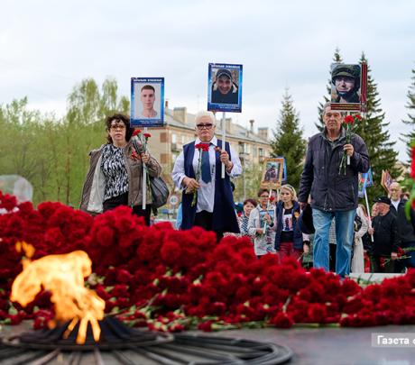 Новоуральцы возложили цветы к мемориалу «Вечный огонь» в День Победы