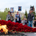 Новоуральцы возложили цветы к мемориалу «Вечный огонь» в День Победы
