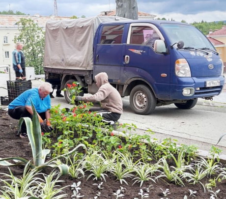 Почти 80 тысяч цветов тридцати различных видов украшают городские улицы и аллеи
