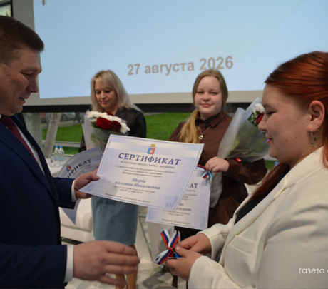 В Новоуральске педагогам вручили ключи от квартир и сертификаты на выплаты