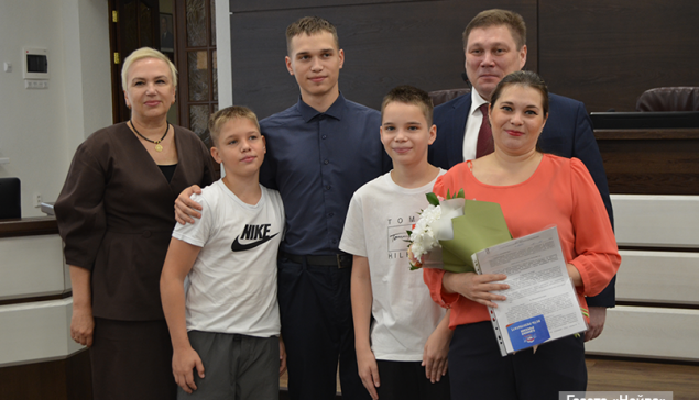 Ещё 4 новоуральца получили квартиры по договору социального найма