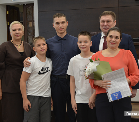 Ещё 4 новоуральца получили квартиры по договору социального найма