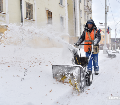 В Дорожно-коммунальной службе Новоуральска не хватает дворников и трактористов