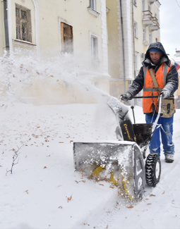 В Дорожно-коммунальной службе Новоуральска не хватает дворников и трактористов